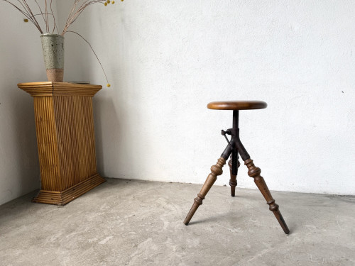 Tabouret d’atelier tripode en bois tourné et fonte — vers 1900, vue 3