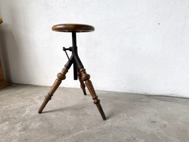 Tabouret d’atelier tripode en bois tourné et fonte — vers 1900, vue 4