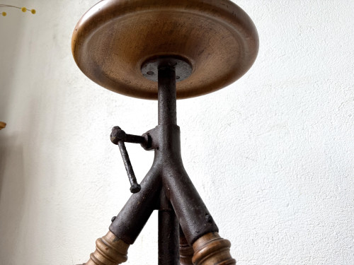 Tabouret d’atelier tripode en bois tourné et fonte — vers 1900, vue 6
