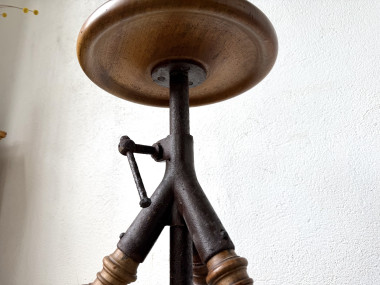 Tabouret d’atelier tripode en bois tourné et fonte — vers 1900, vue 6