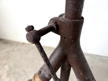 Tabouret d’atelier tripode en bois tourné et fonte — vers 1900, vue 9