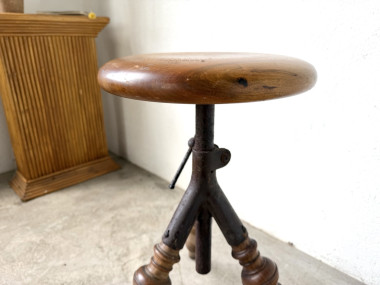 Tabouret d’atelier tripode en bois tourné et fonte — vers 1900, vue 10