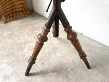 Tabouret d’atelier tripode en bois tourné et fonte — vers 1900, vue 11