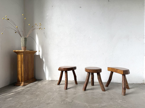 Suite de trois tabourets tripodes rustiques en bois massif brut, vue 1