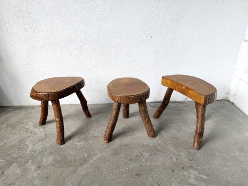 Suite de trois tabourets tripodes rustiques en bois massif brut, vue 2