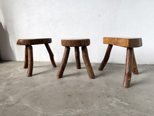 Suite de trois tabourets tripodes rustiques en bois massif brut, vue 3