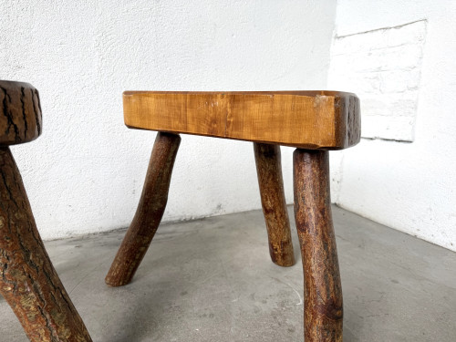 Suite de trois tabourets tripodes rustiques en bois massif brut, vue 4