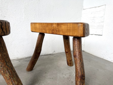 Suite de trois tabourets tripodes rustiques en bois massif brut, vue 4