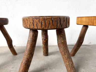 Suite de trois tabourets tripodes rustiques en bois massif brut, vue 5