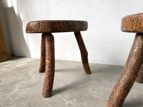 Suite de trois tabourets tripodes rustiques en bois massif brut, vue 6