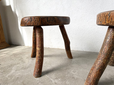 Suite de trois tabourets tripodes rustiques en bois massif brut, vue 6
