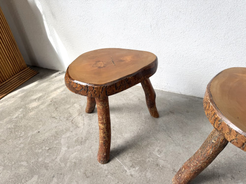 Suite de trois tabourets tripodes rustiques en bois massif brut, vue 7