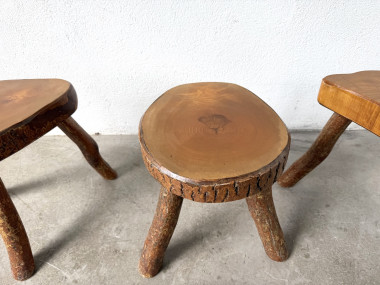 Suite de trois tabourets tripodes rustiques en bois massif brut, vue 8