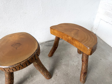 Suite de trois tabourets tripodes rustiques en bois massif brut, vue 9