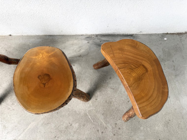Suite de trois tabourets tripodes rustiques en bois massif brut, vue 10