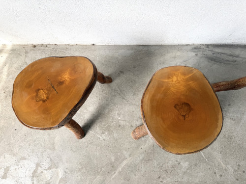 Suite de trois tabourets tripodes rustiques en bois massif brut, vue 11