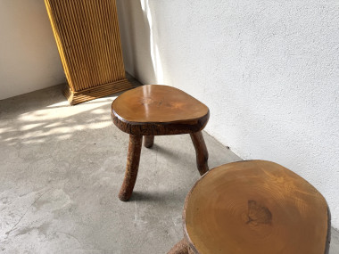 Suite de trois tabourets tripodes rustiques en bois massif brut, vue 12