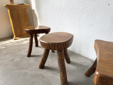 Suite de trois tabourets tripodes rustiques en bois massif brut, vue 13
