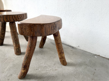 Suite de trois tabourets tripodes rustiques en bois massif brut, vue 14