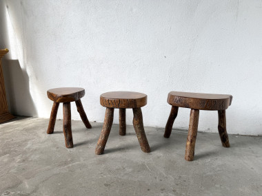 Suite de trois tabourets tripodes rustiques en bois massif brut, vue 15