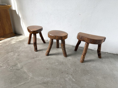 Suite de trois tabourets tripodes rustiques en bois massif brut, vue 16