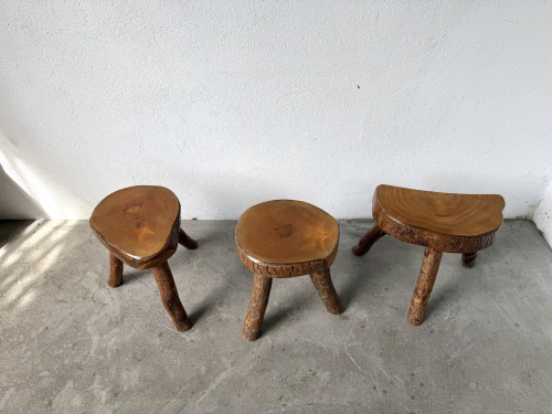 Suite de trois tabourets tripodes rustiques en bois massif brut, vue 17