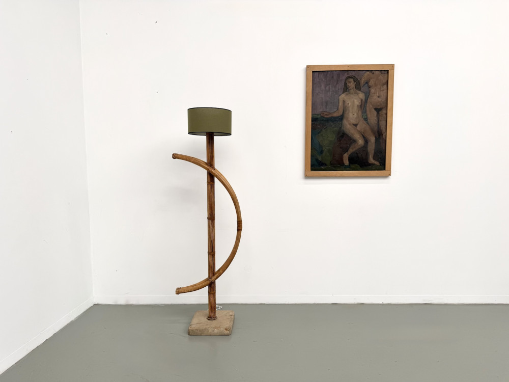 Lampadaire sculptural en rotin cintré, vue 1