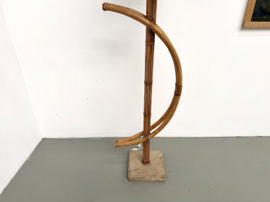 Lampadaire sculptural en rotin cintré, vue 3
