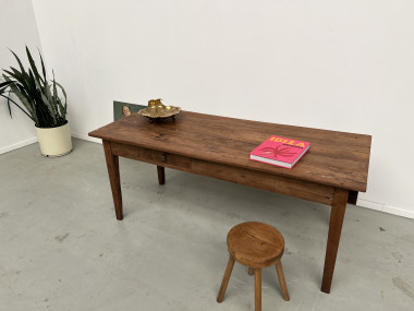 Table de ferme ancienne en noyer blond à 2 tiroirs, pieds fuseaux. 181 cm de long., vue 22