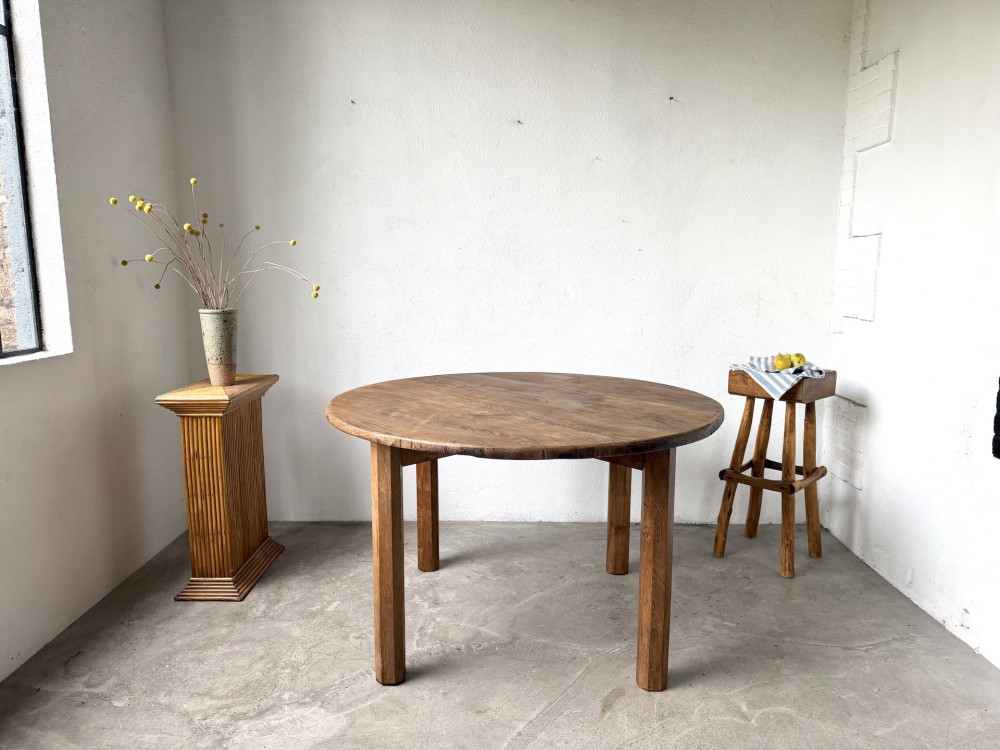 Table ronde brutaliste en chêne massif, années 50, vue 1