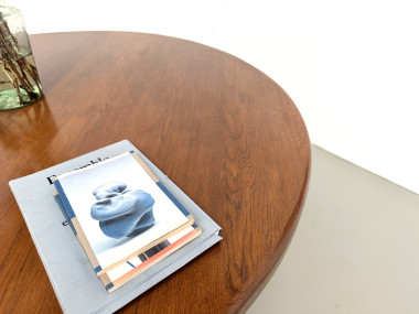 Détail du fil du chêne sur le plateau de la table ronde