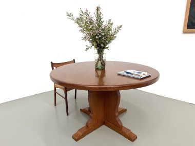 Table ronde brutaliste années 60 et son pied en croix