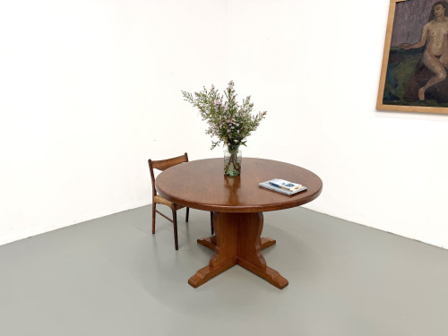 Table ronde en chêne massif années 60, vue de côté