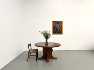 Table ronde brutaliste en chêne dans le showroom Maison Lecan
