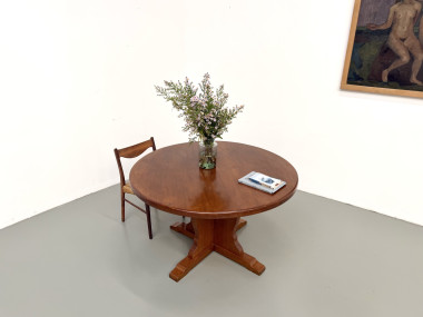 Table ronde en chêne massif à pied central, années 60