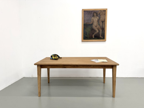 Table de campagne en chêne des années 70 mise en scène au showroom