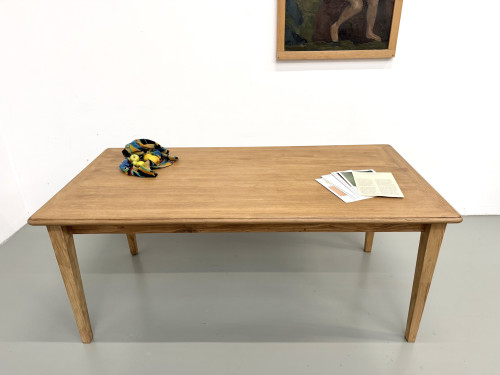 Plateau en chêne de la table de campagne années 70 vu en plongée