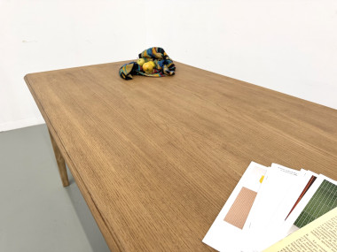 Coin du plateau en chêne de la table de campagne années 70