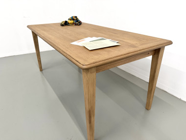 Table de campagne en chêne vernis satiné, vue de trois quarts