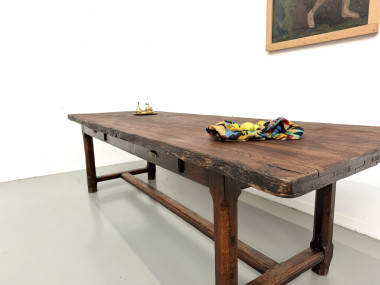 Angle du plateau épais et pied de la table de ferme en chêne
