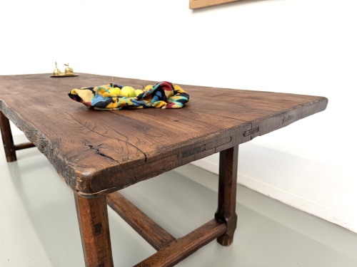 Coin du plateau en chêne de 5 cm et piétement de la table de ferme