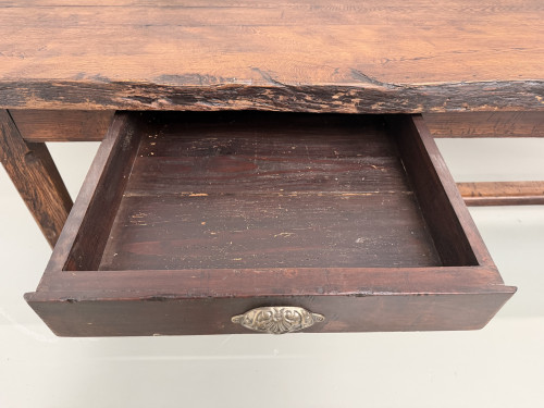 Intérieur du tiroir de la table de ferme années 20