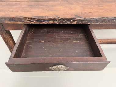 Intérieur du tiroir de la table de ferme années 20