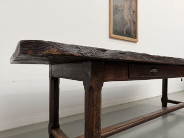 Épaisseur du plateau et pieds chevillés de la table en chêne