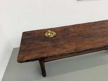 Table de ferme en chêne massif en vue plongeante de trois quarts