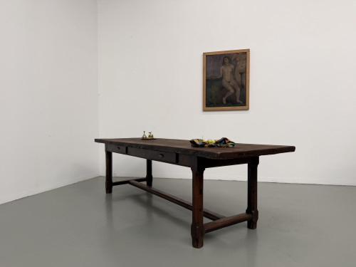 Table de ferme en chêne années 20 de trois quarts dans le showroom