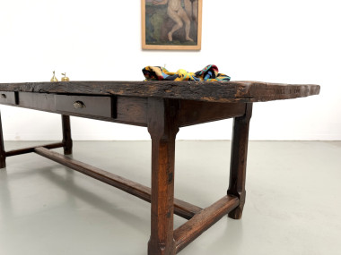 Tiroirs et pieds de la table de ferme en contre-plongée