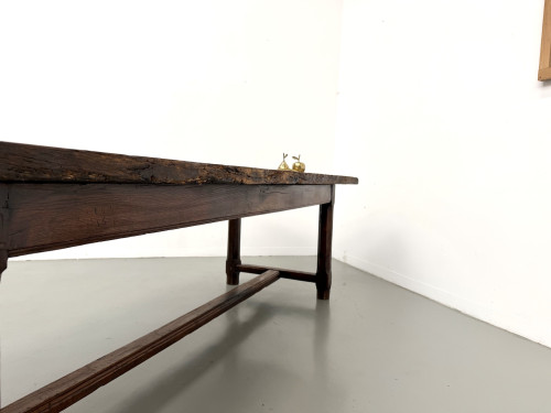 Ceinture et traverse moulurée de la table de ferme en chêne