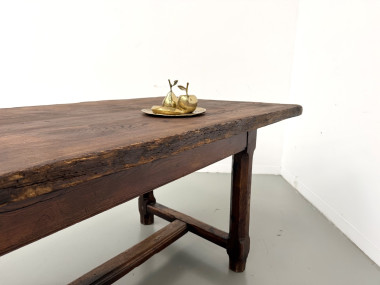 Angle du plateau de la table de ferme en chêne ciré