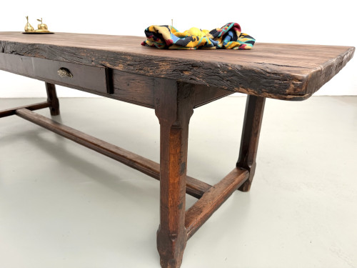 Table de ferme à deux tiroirs en chêne de trois quarts